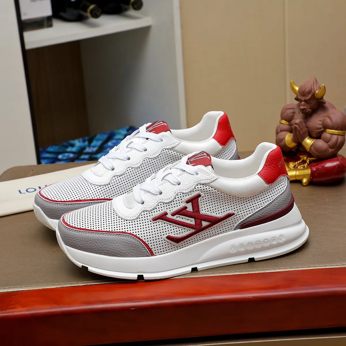 Ex-factory price: 440¥🌹🌹[LV Louis Vuitton] new low-top casual men's shoes. A must-have for fashionable men, new products are released in Hong Kong counters [strong], big-name style, European and American masters strongly create unique styles, comfortable on the feet, super soft outsole, super wear-resistant. Gives people a strong visual impact. Material: imported first-layer cowhide leather upper ➕rubber non-slip outsole, rubber graphics matching, 38 to 44